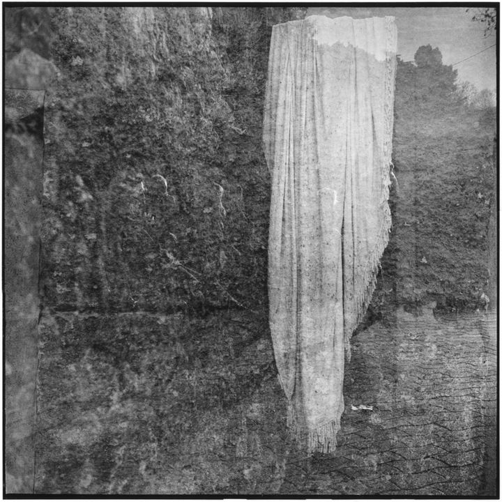 Photographie intitulée "Ghost drying - 2/9" par Marc Paraskeva, Œuvre d'art originale, Photographie argentique Monté sur Car…