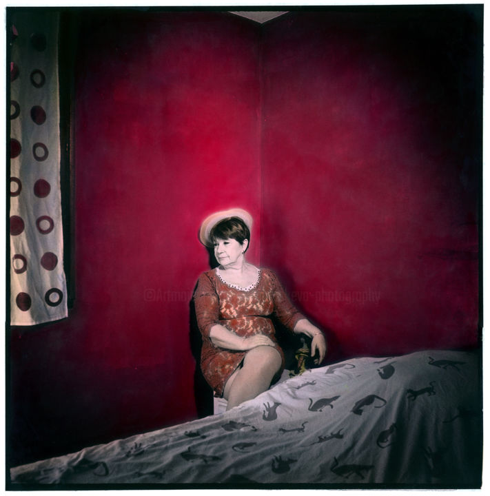 Photography titled "Red room - 2/7" by Marc Paraskeva, Original Artwork, Analog photography