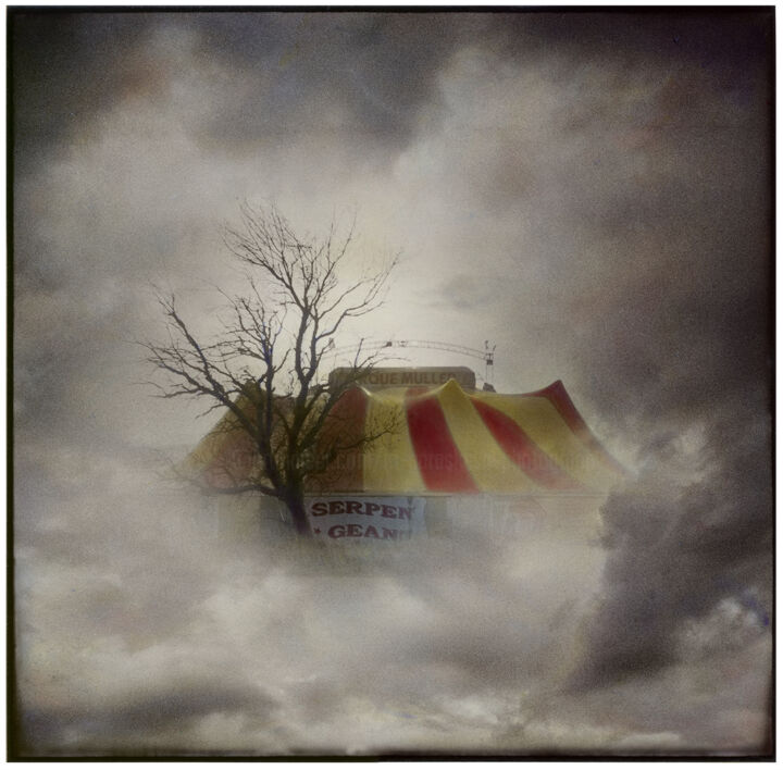 Photographie intitulée "Circus - 2/3" par Marc Paraskeva, Œuvre d'art originale, Photographie manipulée Monté sur Carton