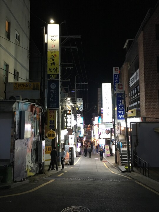 Фотография под названием "Seoul quiet street…" - Marcello Cultrera, Подлинное произведение искусства, Цифровая фотография