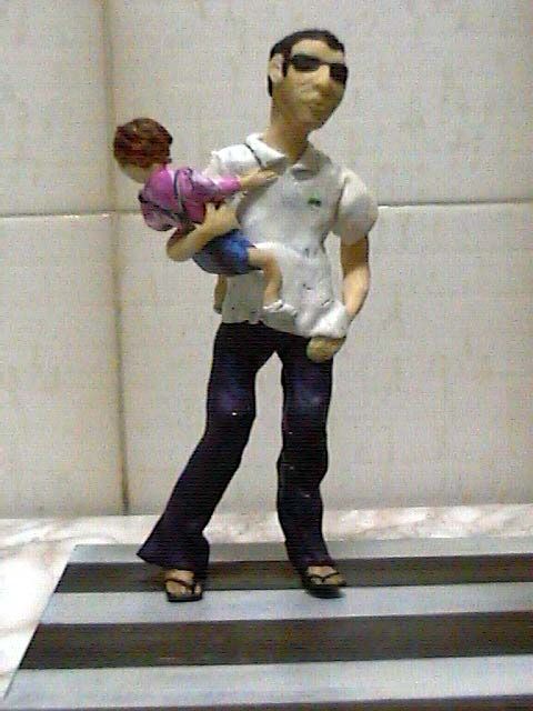 Escultura titulada "Pasando con niño" por Margarita, Obra de arte original