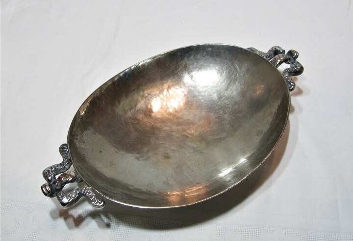 Diseño titulada "Silver bowl with sn…" por Margit Tevan, Obra de arte original, Accesorios