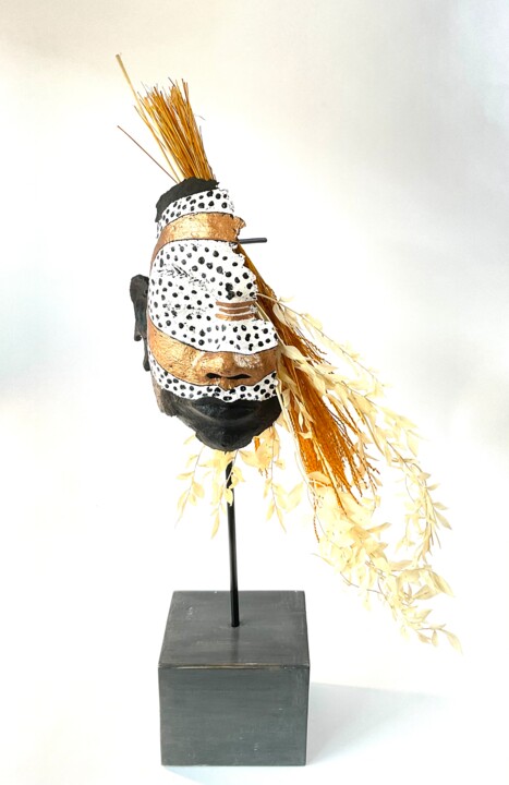 Скульптура под названием "Niño Tribu Mursi" - Maria Larromana, Подлинное произведение искусства, Папье-маше