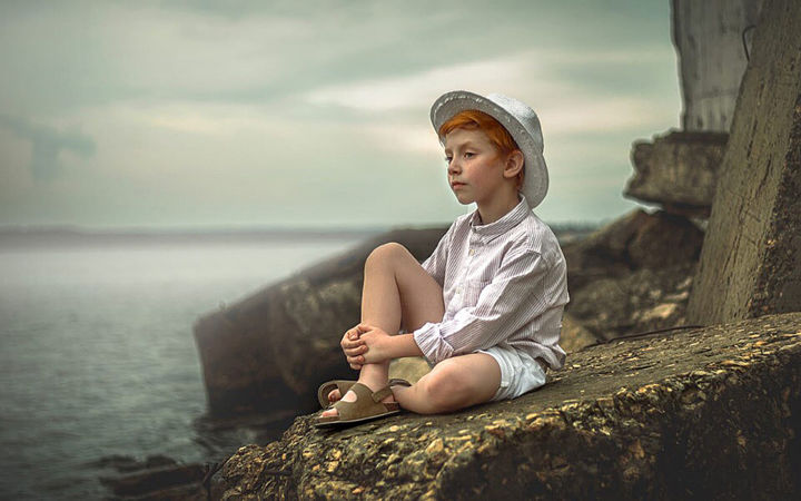 Photographie intitulée "The boy in white" par Maria Zdonova, Œuvre d'art originale, Light Painting