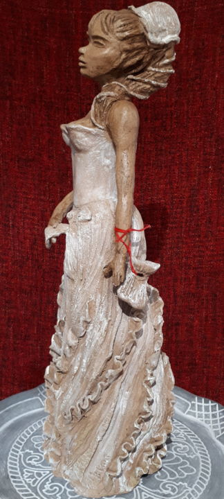 Sculptuur getiteld "LA COQUETTE" door Marianne Blanc, Origineel Kunstwerk, Terra cotta