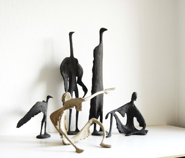 Skulptur mit dem Titel "group of different…" von Marianne Roetzel, Original-Kunstwerk, Papier maché