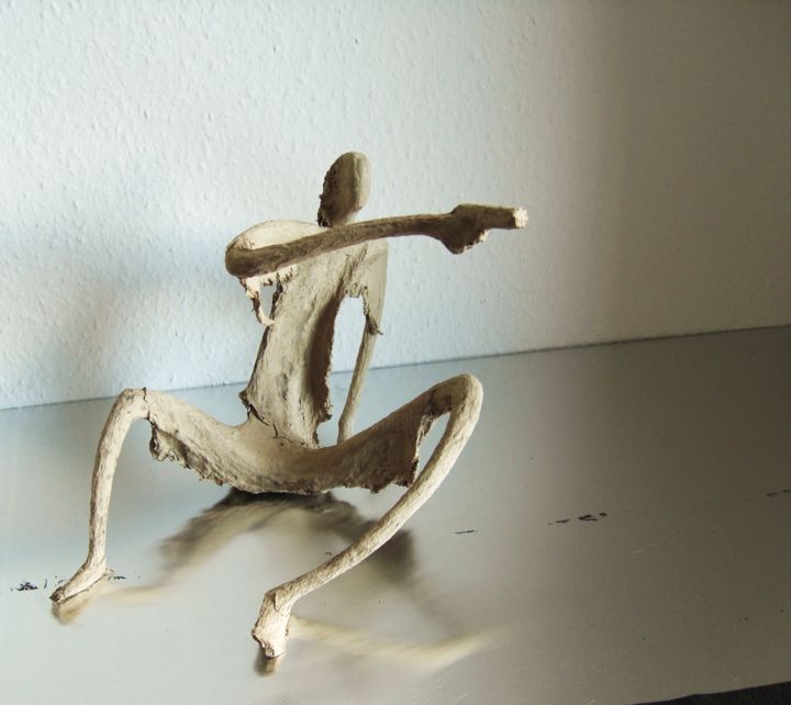 Escultura titulada "kleine-sitzende-mit…" por Marianne Roetzel, Obra de arte original, Metales