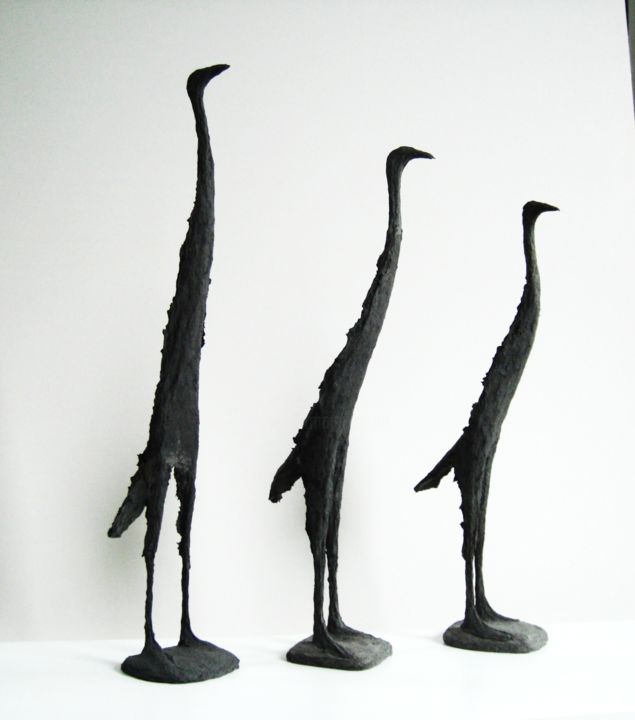Sculpture titled "3 neue kleine Vögel" by Marianne Roetzel, Original Artwork, Paper maché