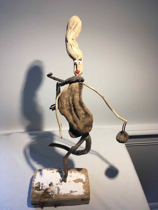 Skulptur mit dem Titel "femme au sac à main" von Marie Brient, Original-Kunstwerk, Holz