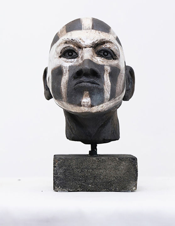 Skulptur mit dem Titel "warrior1" von Marie-Laure Bouchery (Ex Damas), Original-Kunstwerk, Keramik
