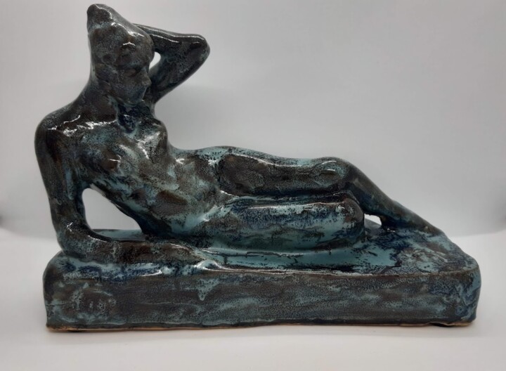 Skulptur mit dem Titel "Lilly prend la pose" von Marie Pascale Martins, Original-Kunstwerk, Keramik