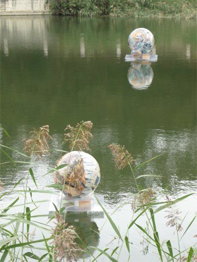 Installation intitulée "Boules et roseaux s…" par Marie-Claire Touya, Œuvre d'art originale