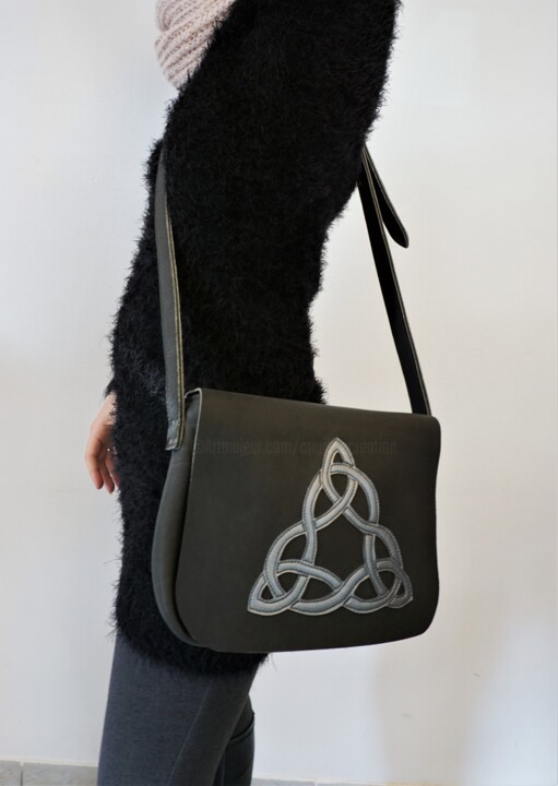 Handwerk mit dem Titel "Besace noire en cuir" von Marieke Creation, Original-Kunstwerk, Handtaschen