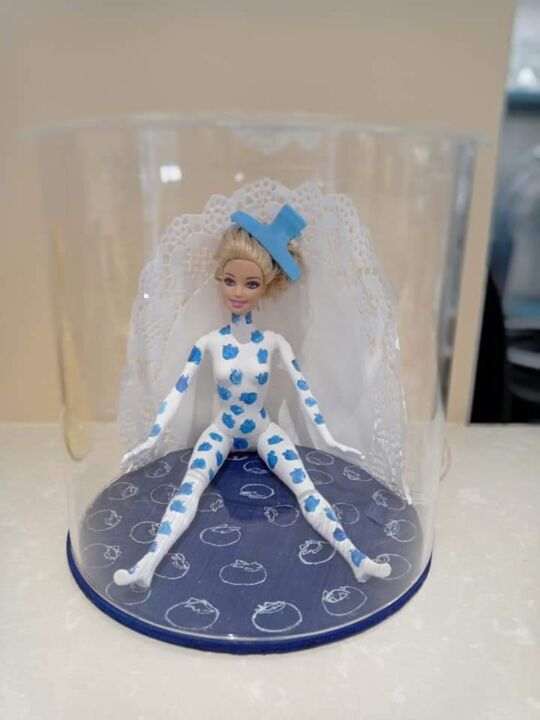 Sculpture titled "Barbie- bleuet" by Mariem Zahra Chaouch, Original Artwork, Plastic