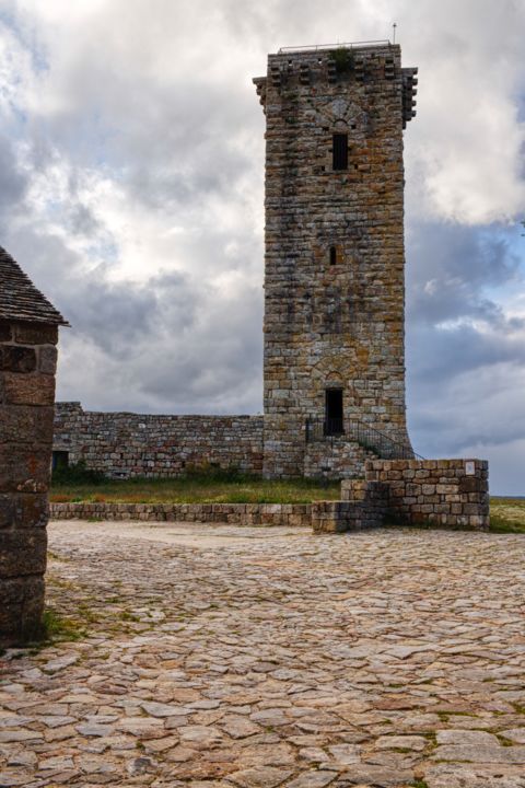 Photographie intitulée "Tour de la Garde Gu…" par Marine Lacaton, Œuvre d'art originale, Photographie numérique