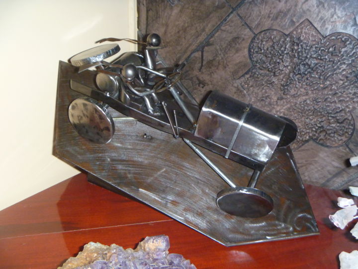 Sculpture titled "Derrapando" by Mario Tagliavini, Original Artwork, Metals