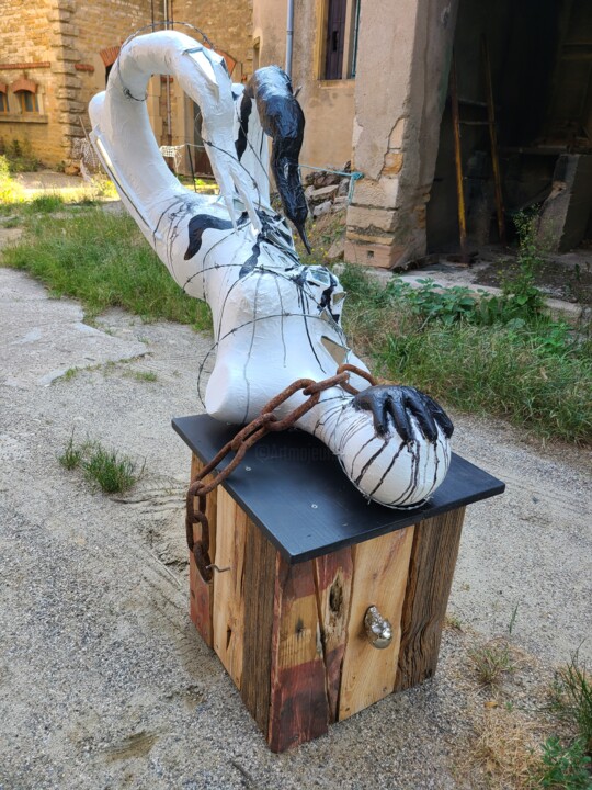 Sculpture titled "Introjectée" by Marion Revoyre, Original Artwork, Paper maché