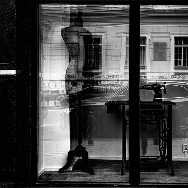 Fotografie getiteld "SHOP WINDOW #53. AF…" door Marta Lesniakowska, Origineel Kunstwerk, Digitale fotografie