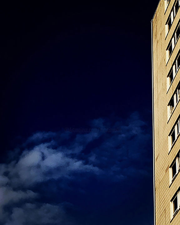 摄影 标题为“Building With Clouds” 由Martin Vallis, 原创艺术品, 数码摄影