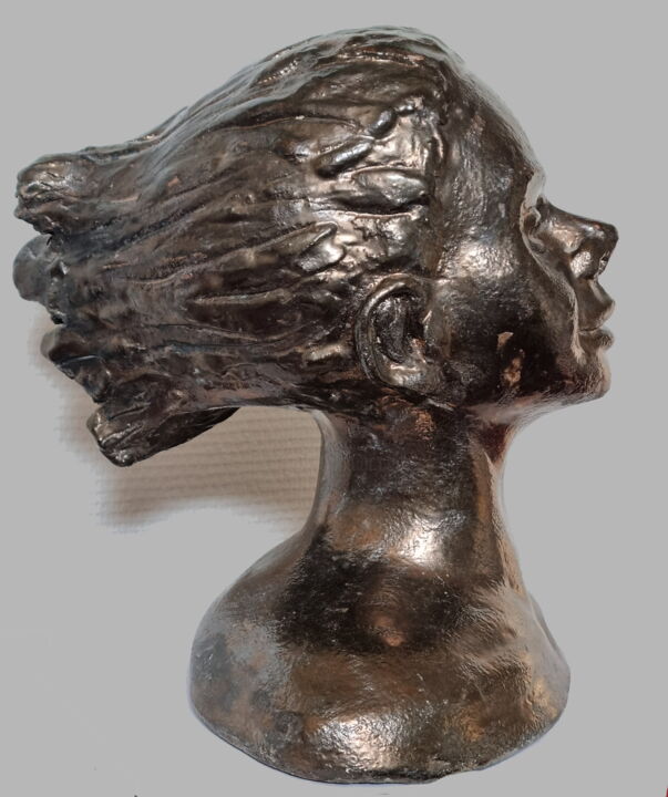 Scultura intitolato "Cheveux au vent" da Martis, Opera d'arte originale, Ceramica