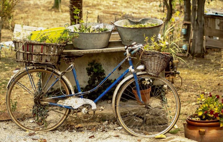 Fotografie getiteld "La bicyclette bleue…" door Marvie Marilhyne, Origineel Kunstwerk, Digitale fotografie