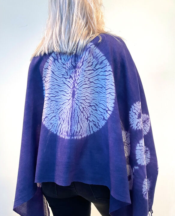Textilkunst mit dem Titel "Merino Wool dyed wi…" von Mary Downe, Original-Kunstwerk, Stoff