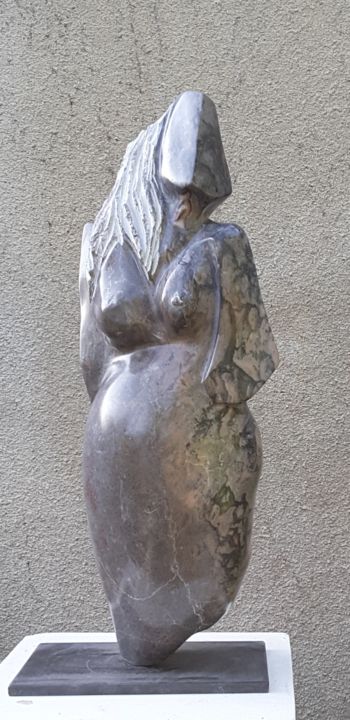 「Maternité」というタイトルの彫刻 Maryvonne Lorgeréによって, オリジナルのアートワーク, ストーン