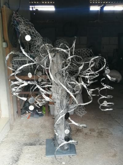Sculpture intitulée "Baum der Vergebung" par Miss Dijon, Œuvre d'art originale, Bois