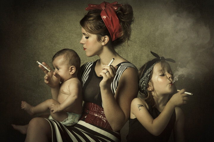 Photographie intitulée "Smoking family" par Mathilde Oscar, Œuvre d'art originale, Photographie numérique