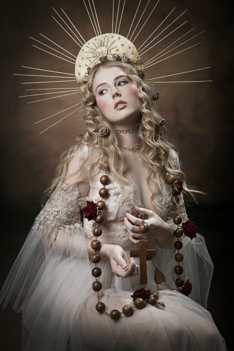 Fotografia intitolato "Madone au chapelet" da Mathilde Oscar, Opera d'arte originale, Fotografia digitale