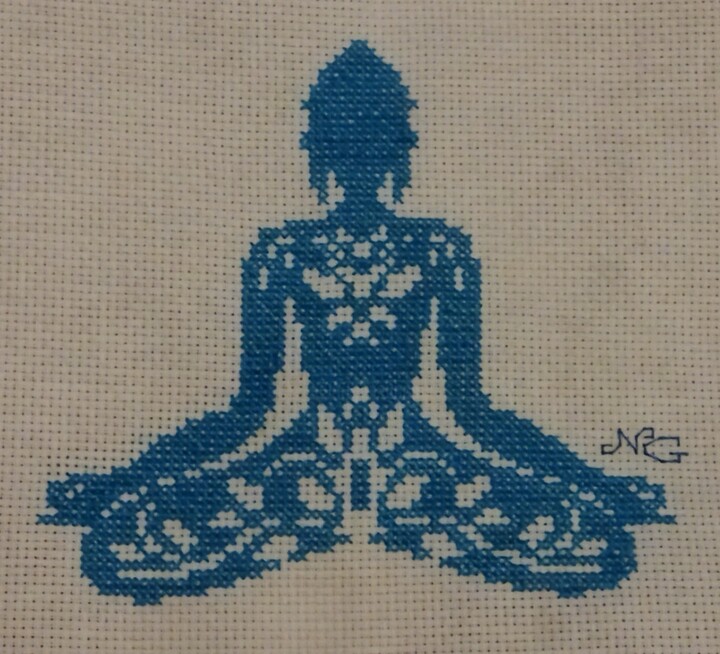 Textilkunst mit dem Titel "Bouddha bleu" von Nathalie Gautier, Original-Kunstwerk, Stickerei