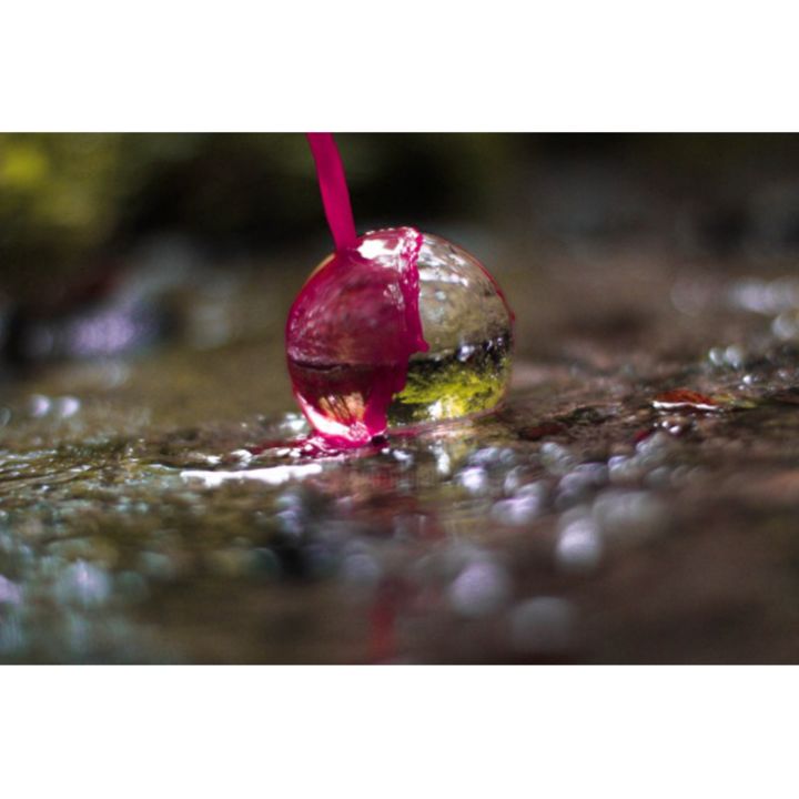 Photographie intitulée "Waterball red" par Matteo Ich, Œuvre d'art originale, Photographie numérique