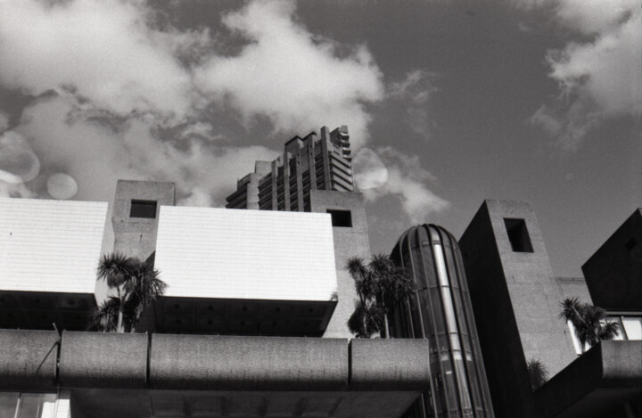 Photographie intitulée "Barbican Centre and…" par Matthew Freedman, Œuvre d'art originale, Photographie argentique