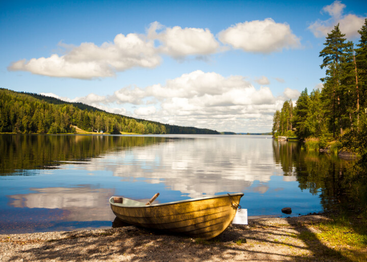 Photographie intitulée "Barque en Finlande" par Matthieu Marcé, Œuvre d'art originale, Photographie numérique