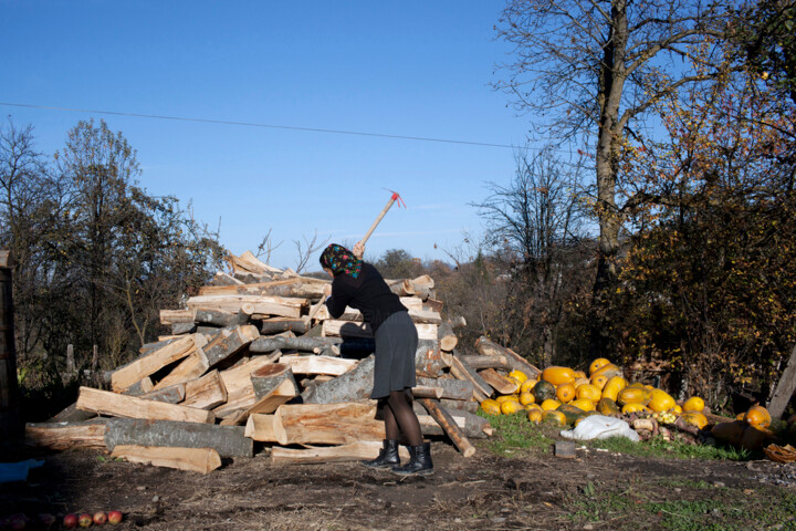 Photographie intitulée "Splitting Wood with…" par Matyas, Œuvre d'art originale, Photographie numérique