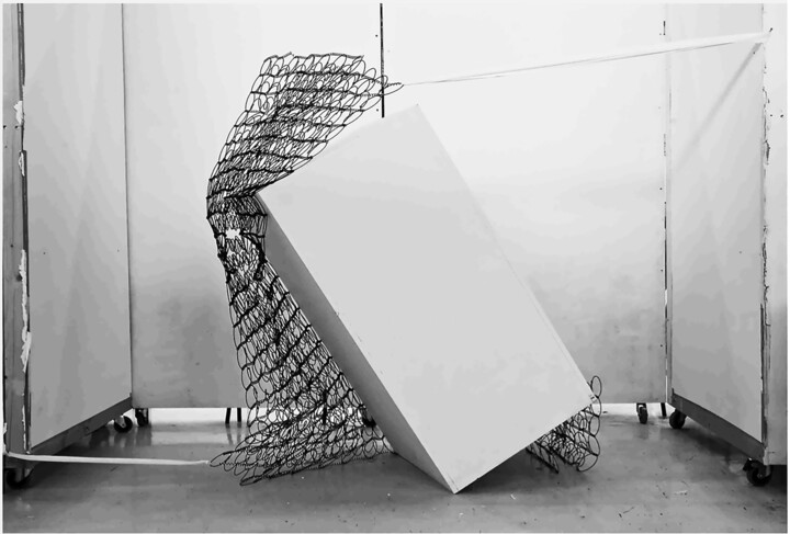 Sculpture titled "ressorts et socle" by Maud Goldberg, Original Artwork, Wire