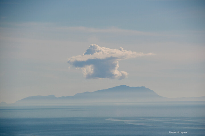 Photographie intitulée "Ischia e la nuvola" par Maurizio Aprea, Œuvre d'art originale, Photographie numérique