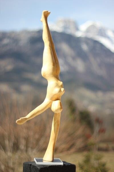 Skulptur mit dem Titel "EquilibristE" von Max Bernard, Original-Kunstwerk, Holz