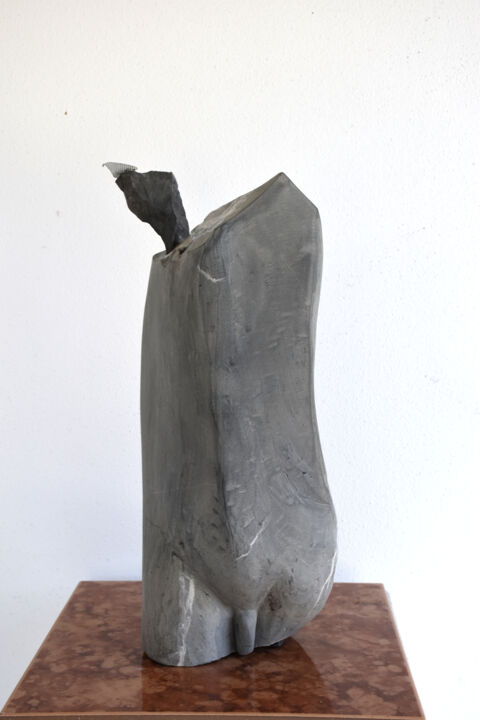 Escultura titulada "Mann mit Vogel" por Max Leonhard, Obra de arte original, Piedra