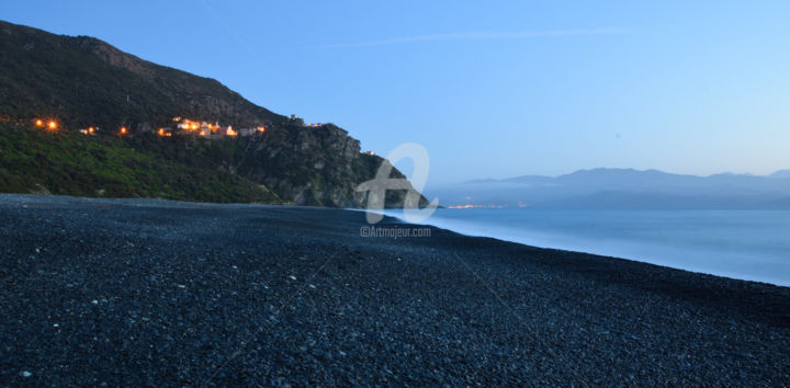 Fotografía titulada "Plage et village de…" por The Fox'S Pictures, Obra de arte original