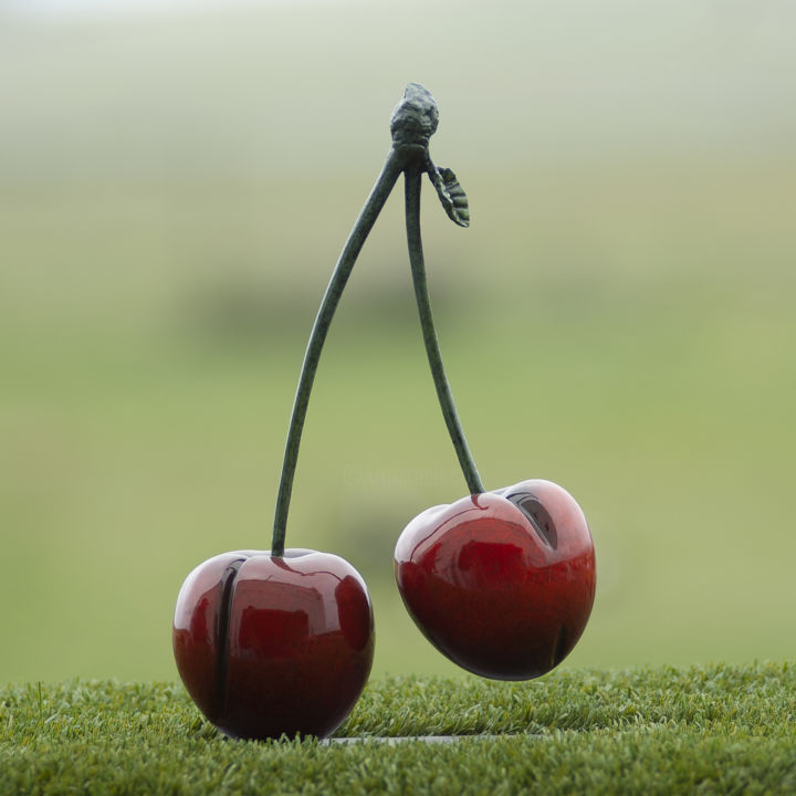 Skulptur mit dem Titel "Petit duo de cerises" von Mazel-Jalix, Original-Kunstwerk, Bronze