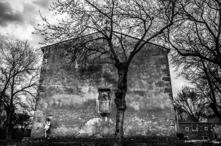 Photographie intitulée "Chemin de croix" par Anna Fratoni, Œuvre d'art originale