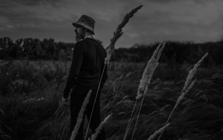 Fotografía titulada "A Man In A Field Wi…" por Michael Lomiya, Obra de arte original, Fotografía manipulada