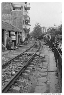 Photographie intitulée "railwayline in Hano…" par Michael Schultes, Œuvre d'art originale