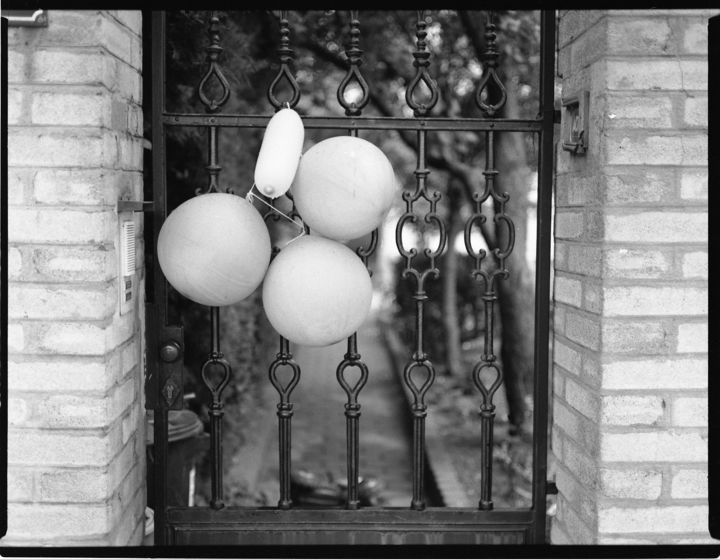 Photographie intitulée "Ballons" par Michal Vojkuvka, Œuvre d'art originale, Photographie argentique