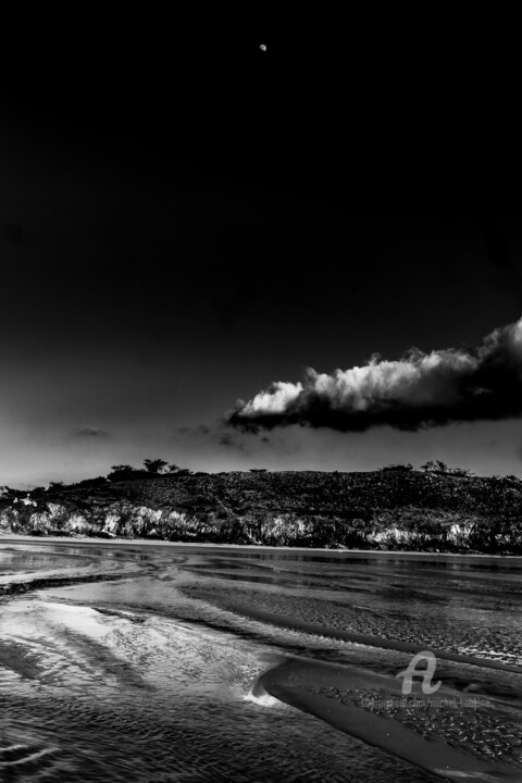 Photographie intitulée "lune sur l'estran" par Michel Babkine, Œuvre d'art originale, Photographie numérique