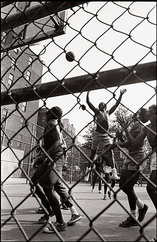 Fotografie getiteld "Black Basket. NY 19…" door Michel Berberian, Origineel Kunstwerk