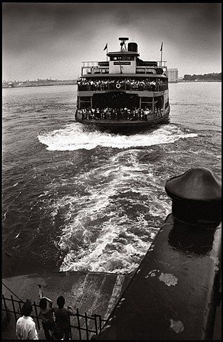 Fotografie getiteld "Départ du Ferry. NY…" door Michel Berberian, Origineel Kunstwerk
