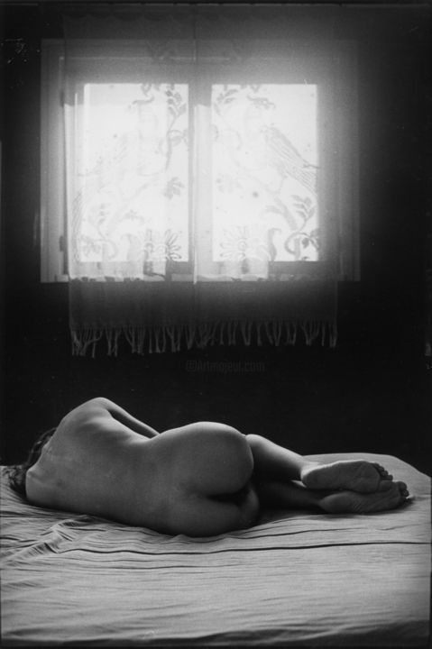 Fotografia intitulada "Nu à la fenêtre" por Michel Poirier, Obras de arte originais, Fotografia de filme