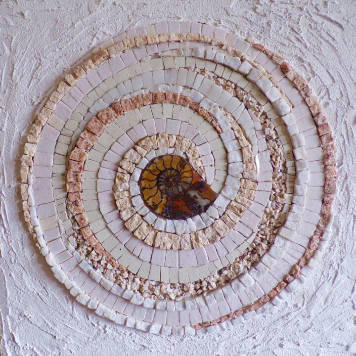 Scultura intitolato "Ammonite" da Michelle Vaillant, Opera d'arte originale, Mosaico Montato su Pannello di legno